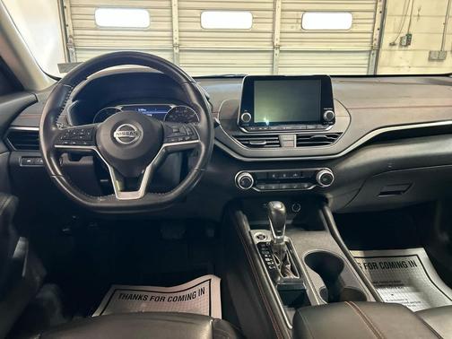Sunset Drift Chromaflair 2022 Nissan Altima SR FWD