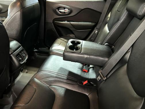 Granite Crystal Metallic Clearcoat 2017 Jeep Cherokee Latitude