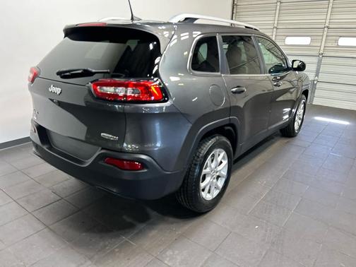 Granite Crystal Metallic Clearcoat 2017 Jeep Cherokee Latitude