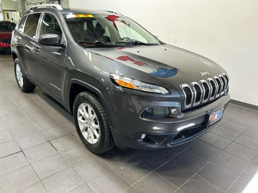 Granite Crystal Metallic Clearcoat 2017 Jeep Cherokee Latitude