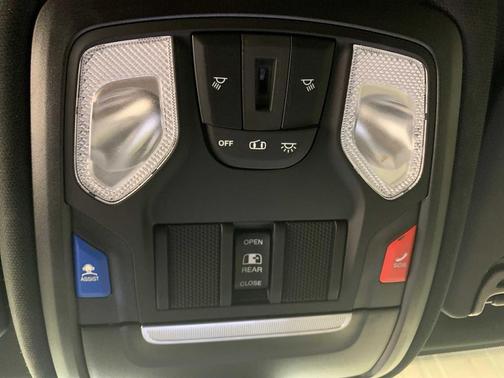 2022 RAM 2500 Tradesman Crew Cab 4x4 6'4' Box