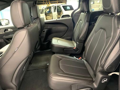 2025 Chrysler Voyager LX