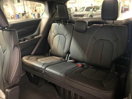 2025 Chrysler Voyager LX