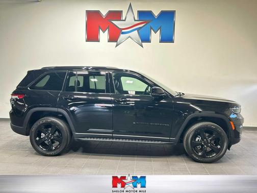 Diamond Black Crystal Pearlcoat 2025 Jeep Grand Cherokee Altitude