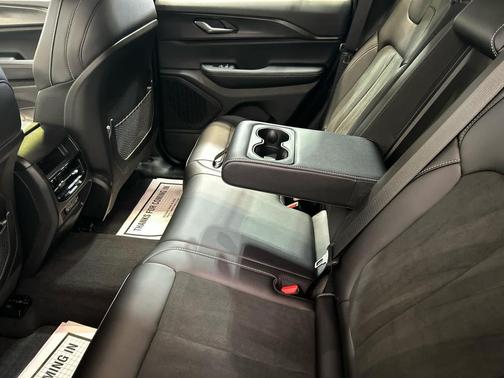 Diamond Black Crystal Pearlcoat 2025 Jeep Grand Cherokee Altitude