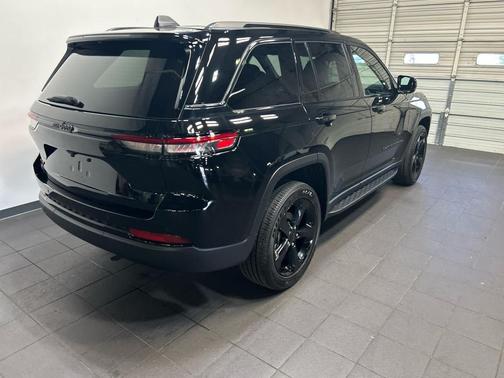 Diamond Black Crystal Pearlcoat 2025 Jeep Grand Cherokee Altitude