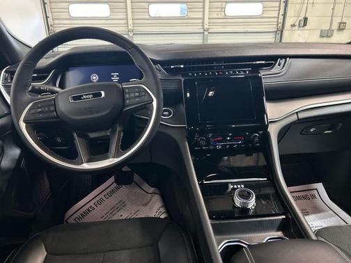 Diamond Black Crystal Pearlcoat 2025 Jeep Grand Cherokee Altitude