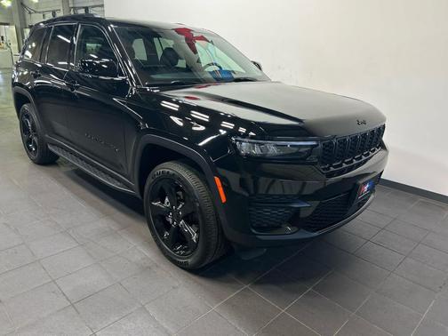 Diamond Black Crystal Pearlcoat 2025 Jeep Grand Cherokee Altitude