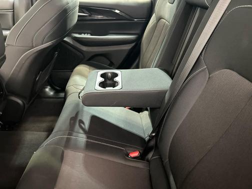 Bright White Clearcoat 2023 Jeep Grand Cherokee Laredo