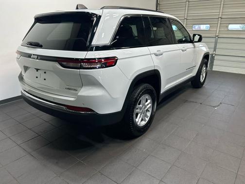 Bright White Clearcoat 2023 Jeep Grand Cherokee Laredo