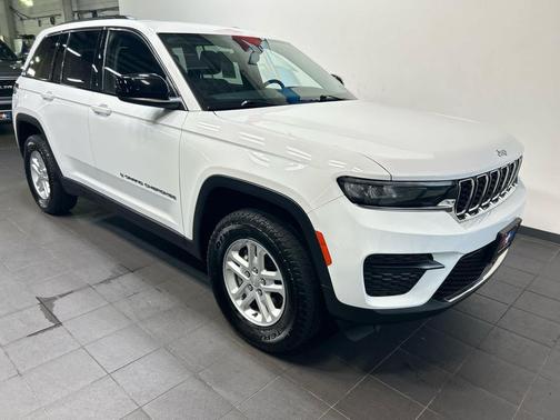 Bright White Clearcoat 2023 Jeep Grand Cherokee Laredo