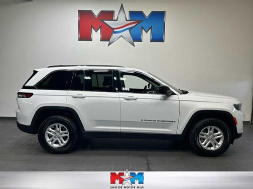 Bright White Clearcoat 2023 Jeep Grand Cherokee Laredo