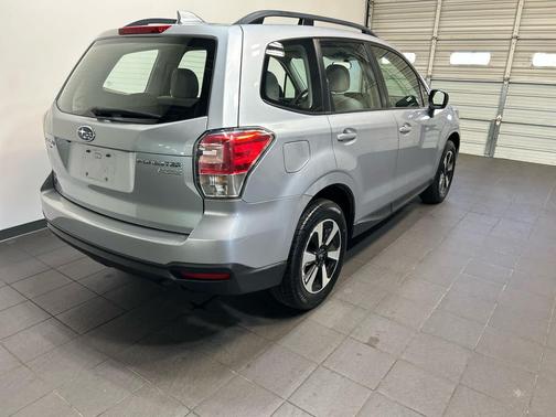 Ice Silver Metallic 2017 Subaru Forester 2.5i