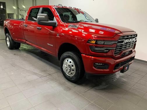 Molten Red Pearlcoat 2026 RAM 3500 Big Horn Crew Cab 4x4 8' Box