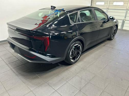 Aurora Black Pearl 2026 Kia K4 EX