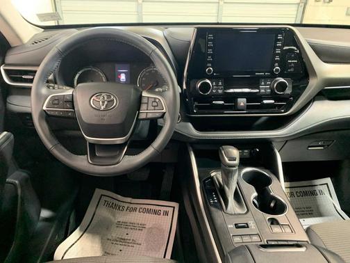 Midnight Black Metallic 2022 Toyota Highlander LE