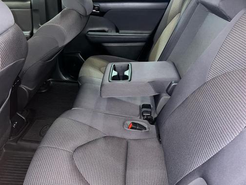 Midnight Black Metallic 2022 Toyota Highlander LE