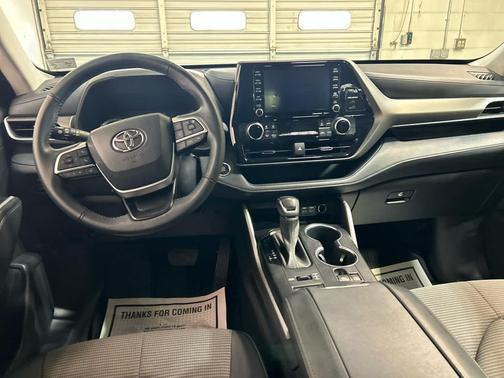 Midnight Black Metallic 2022 Toyota Highlander LE