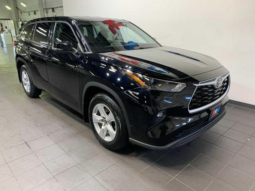 Midnight Black Metallic 2022 Toyota Highlander LE