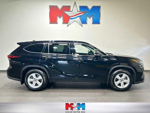 Midnight Black Metallic 2022 Toyota Highlander LE