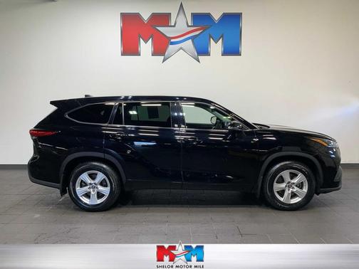 Midnight Black Metallic 2022 Toyota Highlander LE