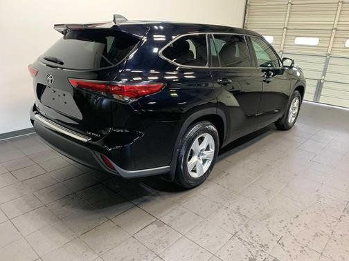 Midnight Black Metallic 2022 Toyota Highlander LE