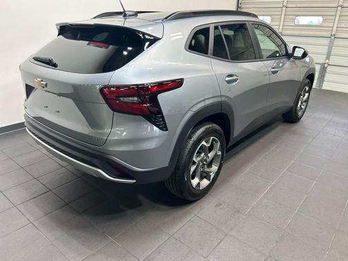 Sterling Gray Metallic 2026 Chevrolet Trax LT