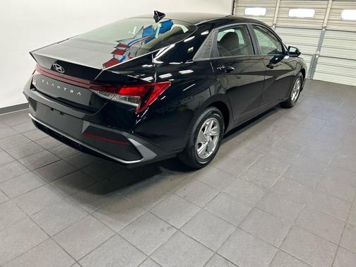 Abyss Black 2026 Hyundai ELANTRA SE