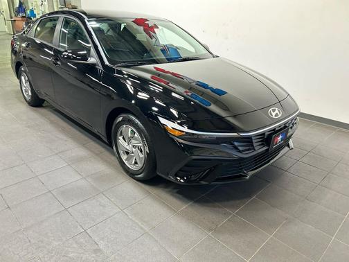 Abyss Black 2026 Hyundai ELANTRA SE