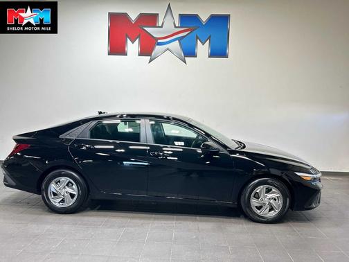 Abyss Black 2026 Hyundai ELANTRA SE