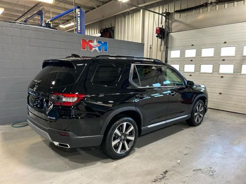 2025 Honda Pilot Touring 8-Passenger