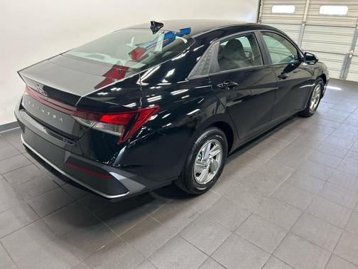 Abyss Black 2026 Hyundai ELANTRA SE