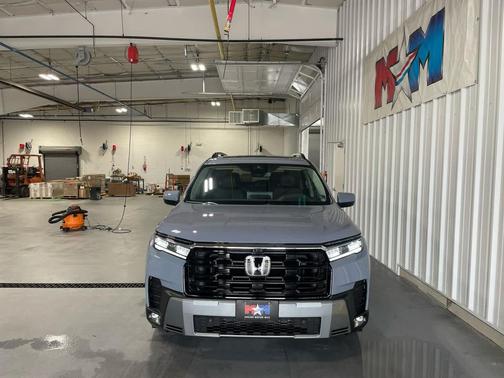 Sonic Gray Pearl 2026 Honda Pilot Touring 8-Passenger