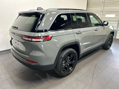 Sting-Gray Clearcoat 2027 Jeep Grand Cherokee Limited