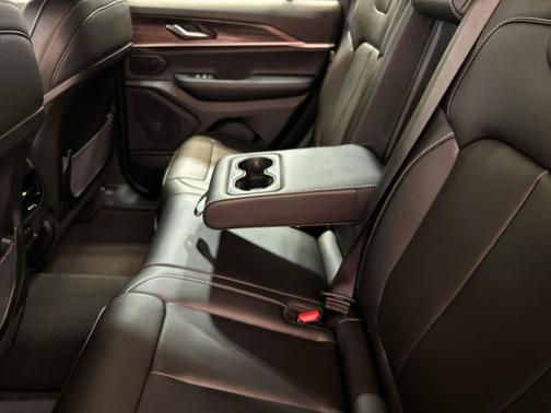 Sting-Gray Clearcoat 2027 Jeep Grand Cherokee Limited