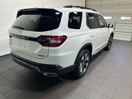 Platinum White Pearl 2026 Honda Pilot Touring 8-Passenger
