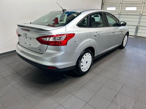 Ingot Silver Metallic 2013 Ford Focus SE