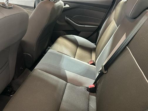 Ingot Silver Metallic 2013 Ford Focus SE