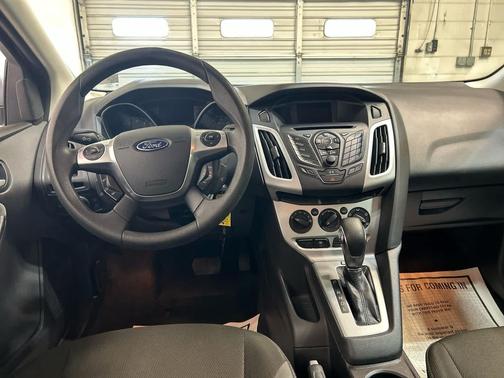 Ingot Silver Metallic 2013 Ford Focus SE