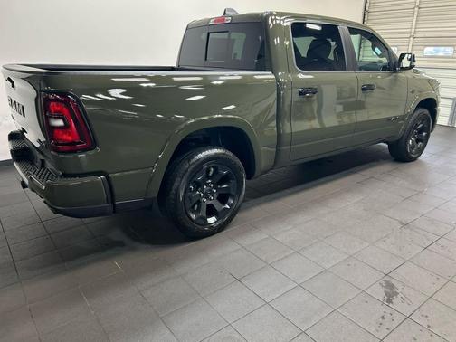 Tank 2027 RAM 1500 Big Horn/Lone Star