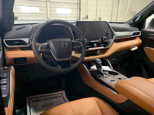 2026 Toyota Highlander Hybrid Platinum