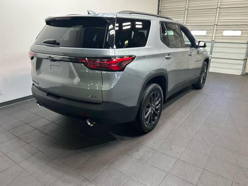Sterling Gray Metallic 2023 Chevrolet Traverse RS