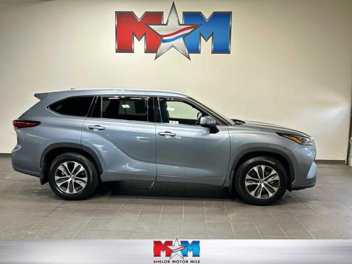 Moon Dust 2022 Toyota Highlander XLE