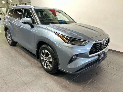 Moon Dust 2022 Toyota Highlander XLE