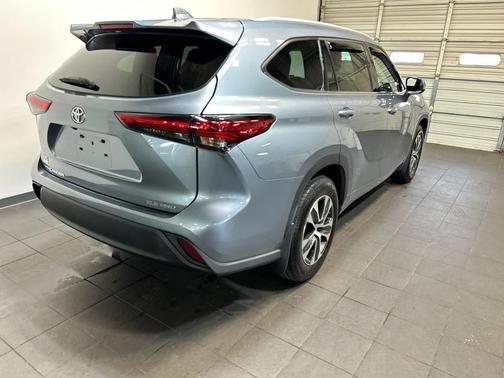 Moon Dust 2022 Toyota Highlander XLE