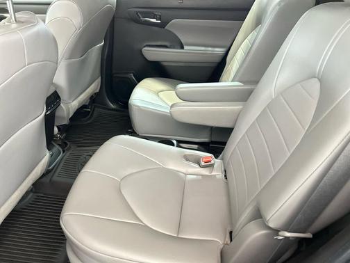 Moon Dust 2022 Toyota Highlander XLE