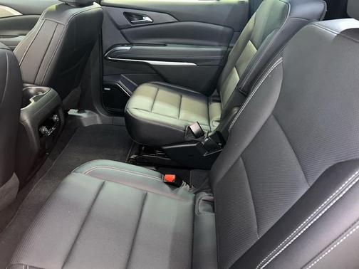 Radiant Red Tintcoat 2025 Chevrolet Traverse LT