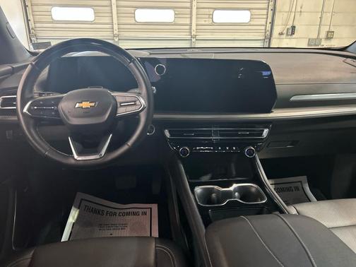 Radiant Red Tintcoat 2025 Chevrolet Traverse LT
