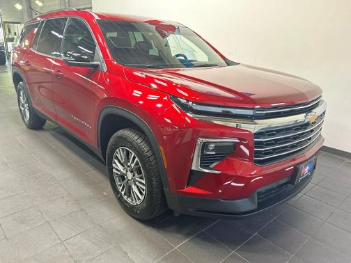 Radiant Red Tintcoat 2025 Chevrolet Traverse LT