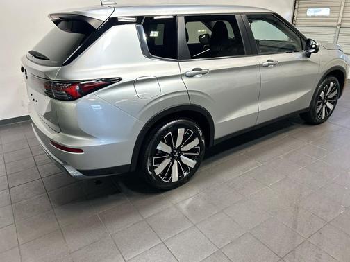 Alloy Silver Metallic 2026 Mitsubishi Outlander SE S-AWC